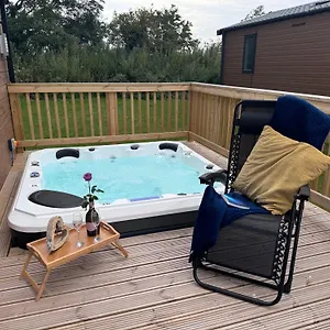 Holiday home Hot Tub - York - Fishing Lakes - Free Parking - 5 Star Country Park - 5, Little Habton