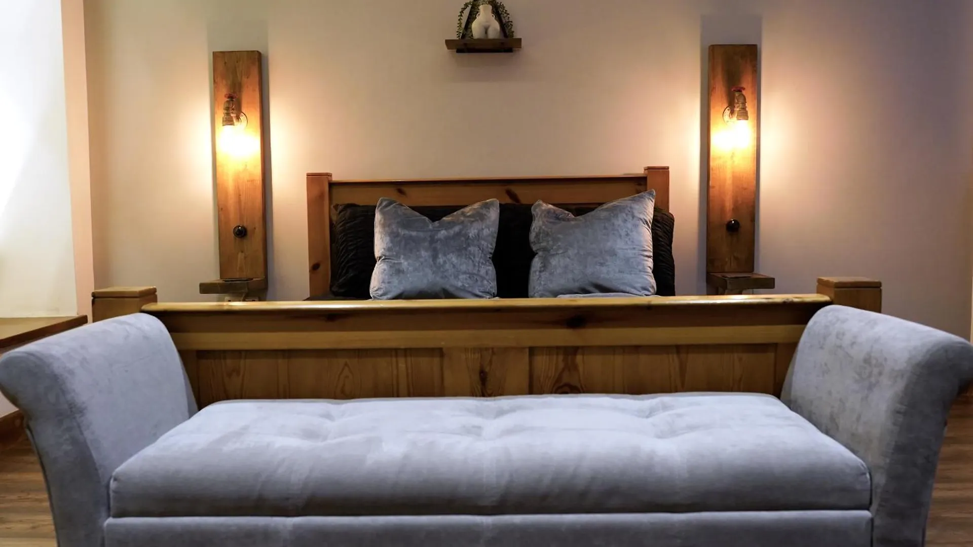 Slaymaker Cottage Oakworth 0*,  Великобритания